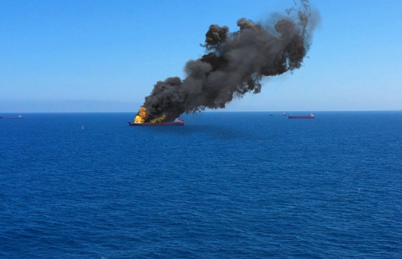 بھارت کے مغربی ساحلی علاقے میں اسرائیل سے تعلق رکھنے والے تجارتی بحری جہاز پر ڈرون حملہ ہوا ہے۔