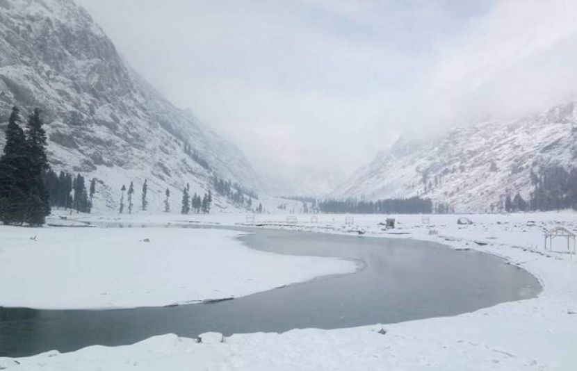 ملک کے بالائی علاقوں میں شدید برف باری جاری ہے