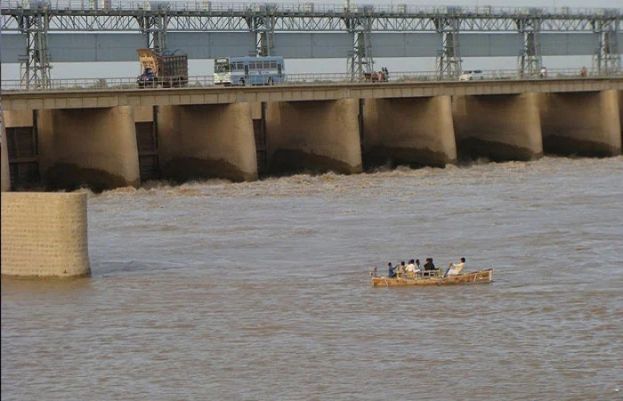 کوٹری بیراج پر پانی کم کچے کے علاقے زیر آب اور بیماریاں پھیلنے لگیں