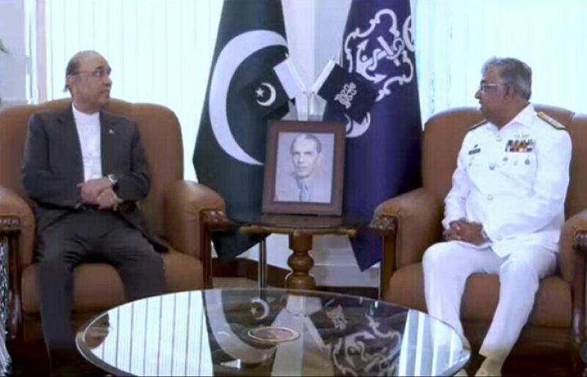 صدر مملکت آصف علی زرداری کا نیول ہیڈ کوارٹرز کا دورہ ، سربراہ پاک بحریہ ، ایڈمرل نوید اشرف نے استقبال کیا۔