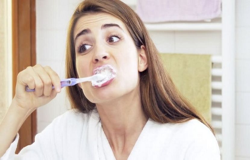 دانتوں کو برش کرنے کے بعد کلی کرنے سے مکمل پرہیز کرنا چاہیے