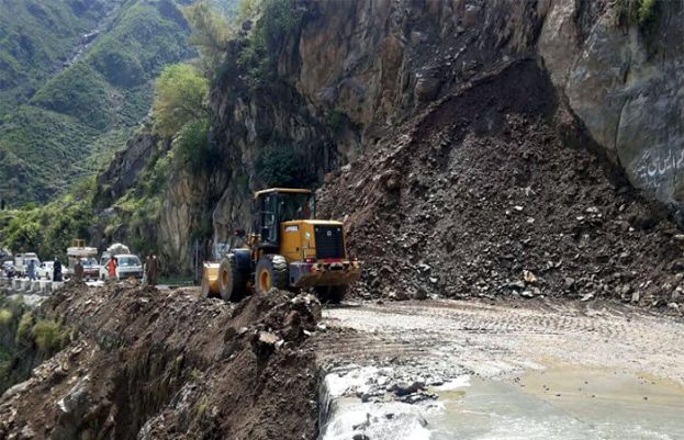 لینڈ سلائیڈنگ کے باعث شاہراہ قراقرم مختلف مقامات پر بند