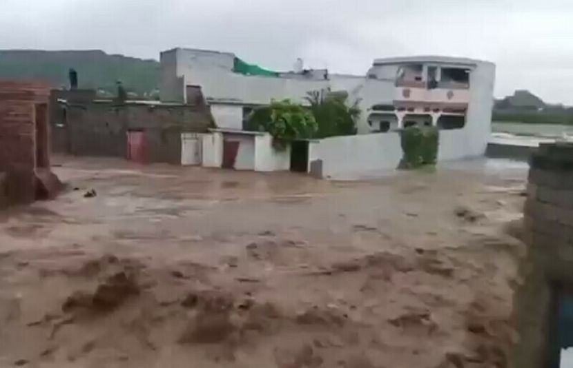 صوابی میں کلاؤڈبرسٹ اور لینڈسلائیڈنگ نے تباہی مچادی جب کہ متعدد افراد ریلے میں بہہ گئے