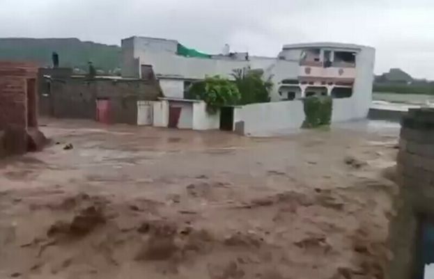 صوابی میں کلاؤڈبرسٹ اور لینڈسلائیڈنگ نے تباہی مچادی جب کہ متعدد افراد ریلے میں بہہ گئے