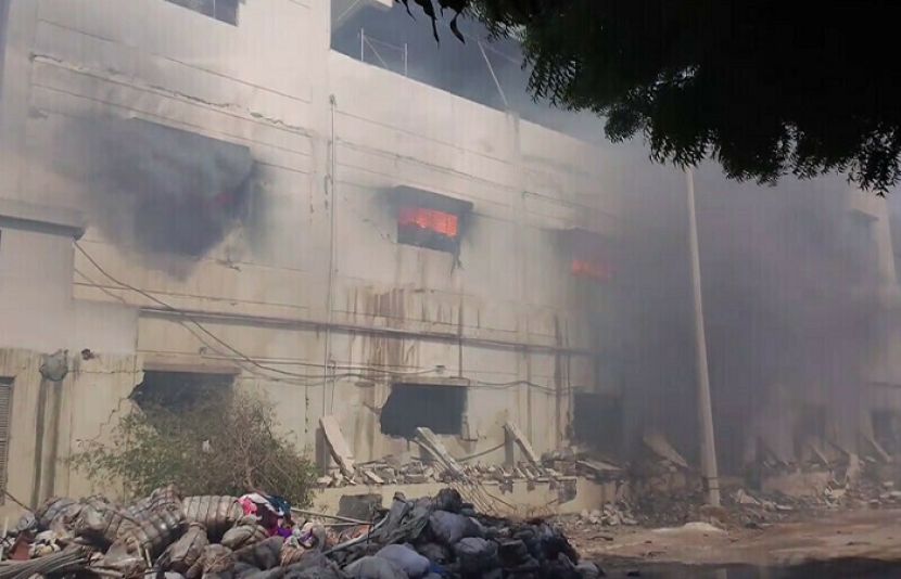 کراچی کی لانڈھی ایکسپورٹ پراسیسنگ زون میں لگنے والی خوفناک آگ پر 24 گھنٹے سے زائد کا وقت گزرنے کے باوجود مکمل طور پر قابو نہیں پایا جا سکا۔