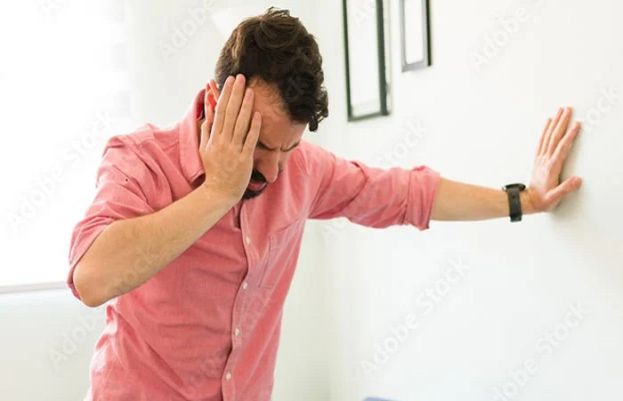 بیٹھنے کے بعد اچانک اٹھنے پر سر چکرانے کیوں لگتا ہے، جانیے
