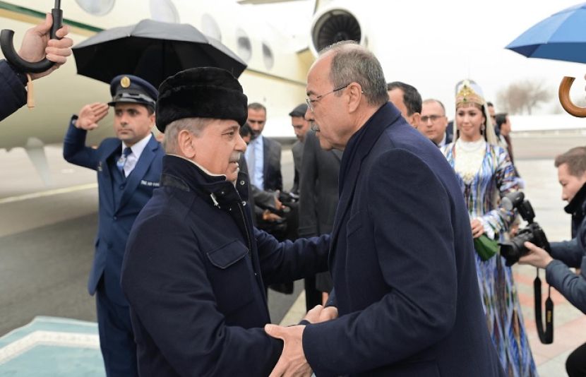 آذربائیجان کا دورہ مکمل، وزیراعظم ازبکستان کے دورے پر تاشقند پہنچ گئے