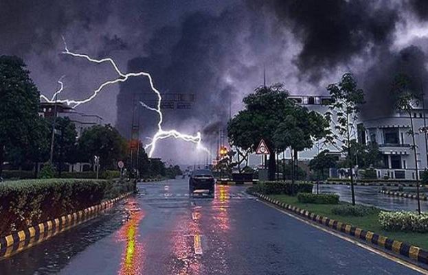 محکمہ موسمیات نے ملک کے مختلف علاقوں میں گرج چمک کے ساتھ بارش اور ژالہ باری کی بھی پیشگوئی کر دی۔