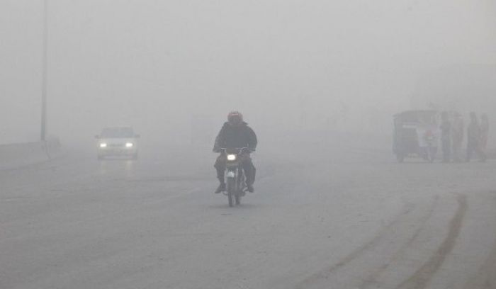 A picture of fog on Saggian Pul in Lahore
