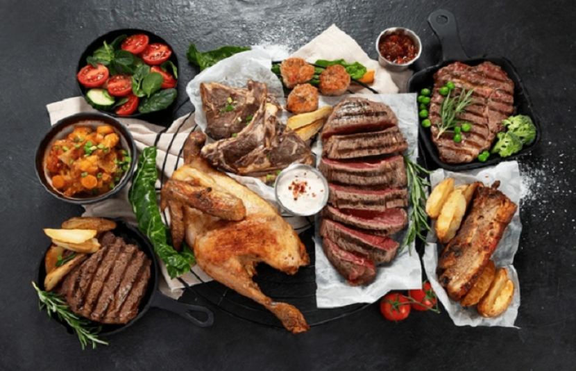 مصری قومی ادارہ برائے غذائیت کی سربراہ ڈاکٹر سحر خیری نے خصوصی گفتگو میں مشورہ دیا ہے کہ گوشت روزانہ صرف ایک ہی وقت کھایا جائے اور یہ بھی اطمینان کر لیا جائے کہ وہ اُبال کر پکایا گیا ہوتاکہ اس میں چکنائی کی مقدار کم سے کم رہے۔