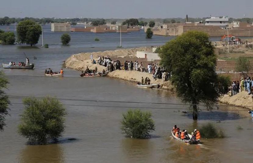سندھ کے ضلع دادو کی تحصیل میہڑ سے آنے والا سیلابی ریلا آج لاڑکانہ کے سیہون بچاؤ بند سے ٹکرائے گا