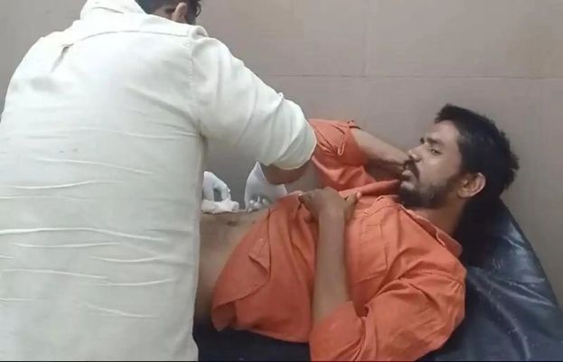 پر یوٹیوب ویڈیوز دیکھ کر اپنی سرجری خود کرنے والا شخص ہسپتال جا پہنچا۔