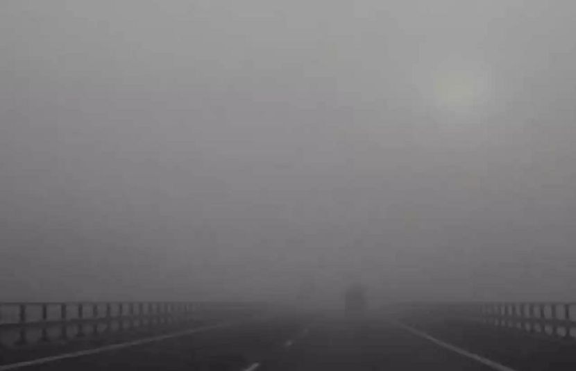 ملک کے مختلف علاقوں میں دھند کے باعث حد نگاہ متاثر، موٹرویز متعدد مقامات پر بند