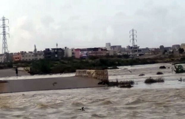 کراچی میں بارشوں اور تھڈو ڈیم بھرنے کے بعد ملیر اور لیاری ندیوں میں طغیانی آگئی