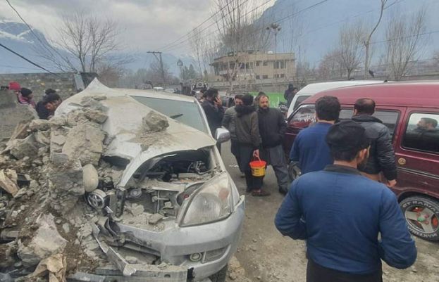 گلگت کے علاقے بسین میں اسکول جانے کے لیے فٹ پاتھ پر کھڑی 3 سگی بہنوں سمیت 4 طالبات کو تیز رفتار گاڑی نے کچل دیا۔