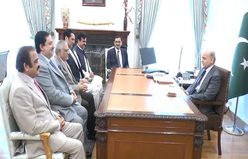 وزیراعظم محمد شہباز شریف سے گورنر خیبر پختونخوا فیصل کریم کنڈی نے ملاقات کی۔