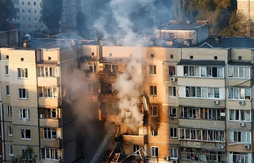 یوکرین کے دارالحکومت کیف میں روسی ڈرون اور میزائل حملوں نے پہلی بار مرکزی سرکاری عمارت کو شدید نقصان پہنچایا