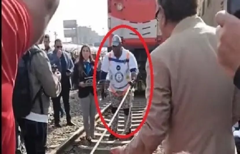 ایک شخص نے روزے کی حالت میں 279 ٹن وزنی ٹرین کو کھینچ کر عالمی ریکارڈ قائم کر دیا