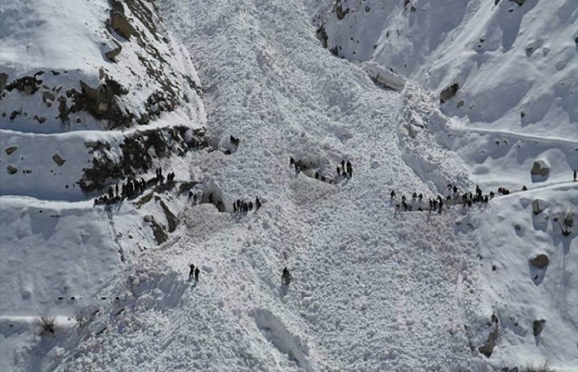 کے ٹو پر کیمپ ون کے قریب برفانی تودہ گرنے سے ایک مقامی پورٹر جاں بحق