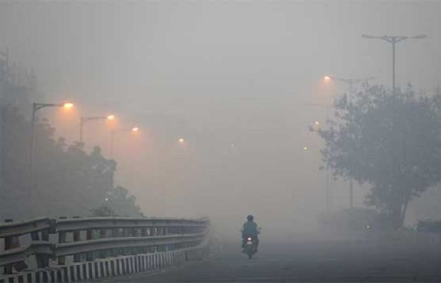 پنجاب حکومت نے فضائی آلودگی کے باعث موٹر بائیک سواروں کے لیے ماسک پہننا لازمی قرار دے دیا