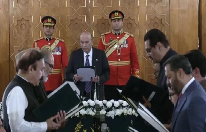 وفاقی کابینہ میں توسیع، 13 وزرا، 11 وزرائے مملکت اور 3 مشیروں نے حلف اٹھا لیا