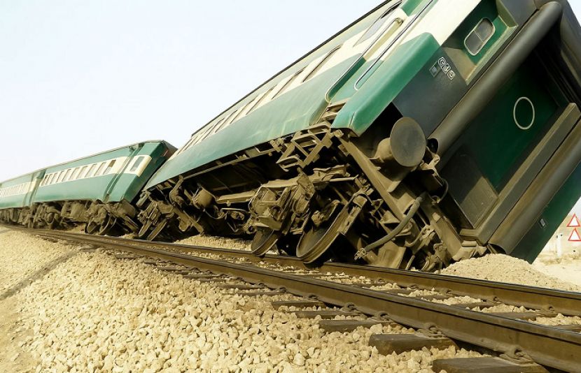 مستونگ کے قریب ریلوے ٹریک پر دھماکے کے باعث جعفر ایکسپریس کی 6 بوگیاں پٹڑی سے اتر گئیں۔