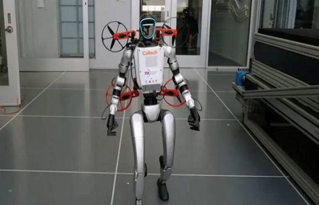 انتہائی جدید روبوٹ تیارجو چلنے، اڑنے اور ڈرائیونگ کی صلاحیتیں رکھتا ہے