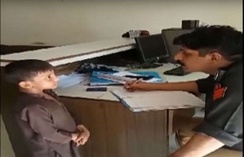 حیدرآباد کے علاقے چوڑی پاڑہ میں انوکھا اور دلچسپ واقعہ پیش آیا، جہاں آٹھ سالہ بچہ ایاز محلے میں کھیلنے سے روکنے پر خود سخی پیر تھانے پہنچ گیا اور دو خواتین کے خلاف شکایت درج کروا دی۔