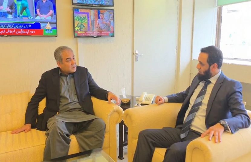 وفاقی وزیر اطلاعات و نشریات عطا تارڑ اور وفاقی وزیر داخلہ محسن نقوی کے درمیان ملاقات