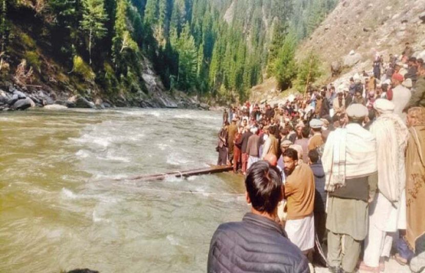 سیاحوں کی گاڑی دریائے نیلم میں جاگری، 6 افراد جاں بحق