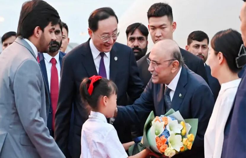 چین کے سرکاری دورے کے لیے صدر زرداری چنگدو پہنچ گئے