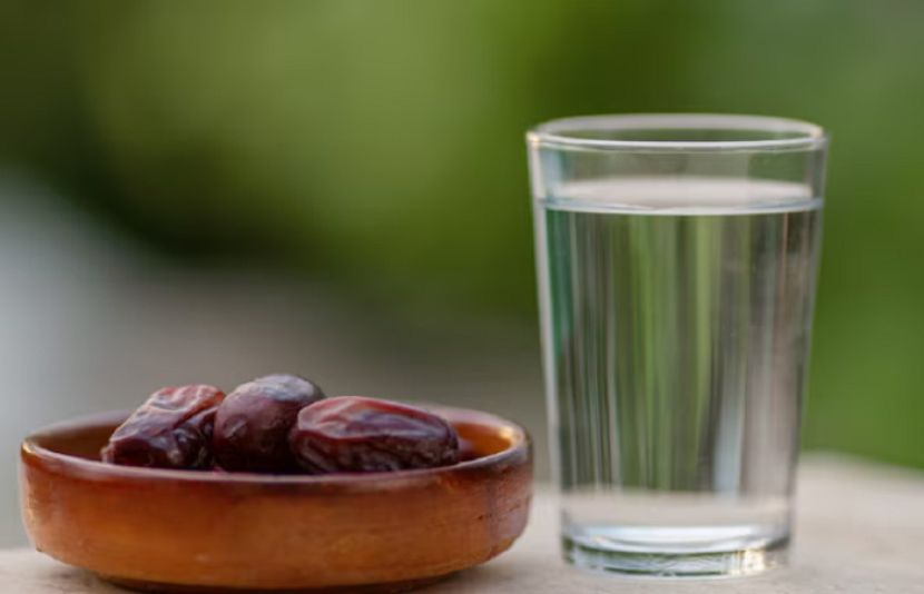 افطار سے سحری کے دوران کتنے گلاس پانی پینا ضروری ہے؟