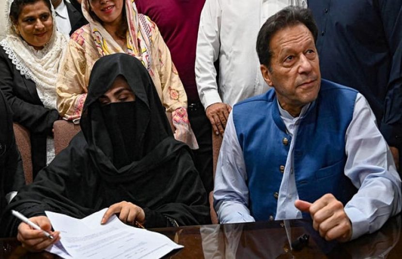 اسلام آباد ہائیکورٹ نے 190 ملین پاؤنڈ کیس میں پی ٹی آئی پیٹرن انچیف عمران خان اور بشری بی بی کی سزا معطلی کی درخواستیں کل سماعت کے لیے مقرر کردیں۔