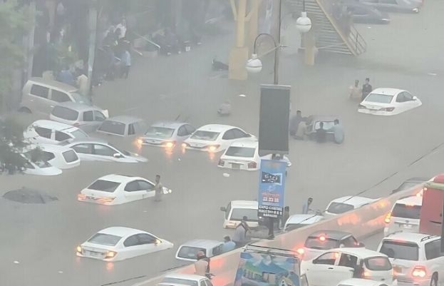کراچی کے مختلف علاقوں میں تیز بارش ، محلے پانی میں ڈوب گئے ، رین ایمرجنسی نافذ