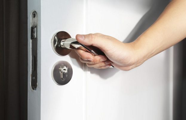 دروازہ بند کرنے اور کھولتے وقت آنے والی آواز سے تنگ ہیں تو ان سے چھٹکارا حاصل کریں