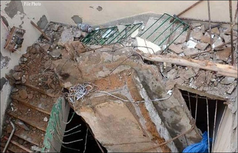 لاہور جین مندر چوک پرانی انار کلی کے علاقہ میں گھر کی چھت گر گئی۔ریسکیو اہلکاروں نے بروقت پہنچ کر پانچ قیمتی انسانی جانوں کو نقصان سے بچا لیا۔