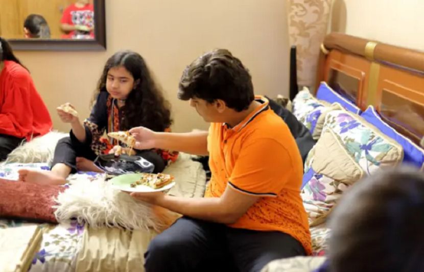 کیا بستر پر بیٹھ کر کھانا صحت کیلئے نقصان دہ ہے؟