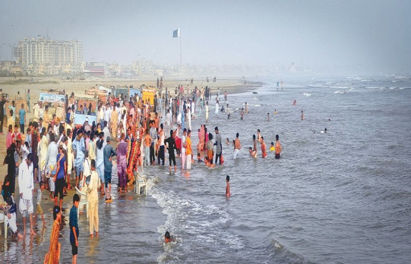 کراچی: سمندر میں نہاتے ہوئے 2 افراد ڈوب کر جاں بحق