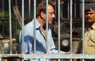 بالی وڈ اداکار سنجے دت نے جیل میں پہلی رات مذہبی کتابیں پڑھتے ہوئے گذاری۔