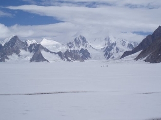 اسکردو: پہاڑی تودہ گرنے سے دریائے شگر کا پانی رک گیا