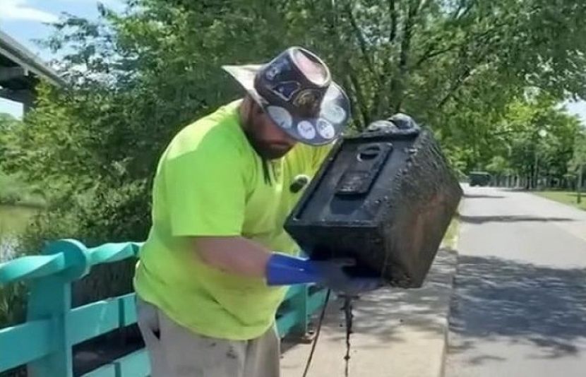 جیمز کین اور ان کی اہلیہ باربی اگوسٹینی نیویارک میں مقناطیس کی مدد سے پانی کے اندر کھوج کررہے تھے اسی دوران انہیں صندوق ملا