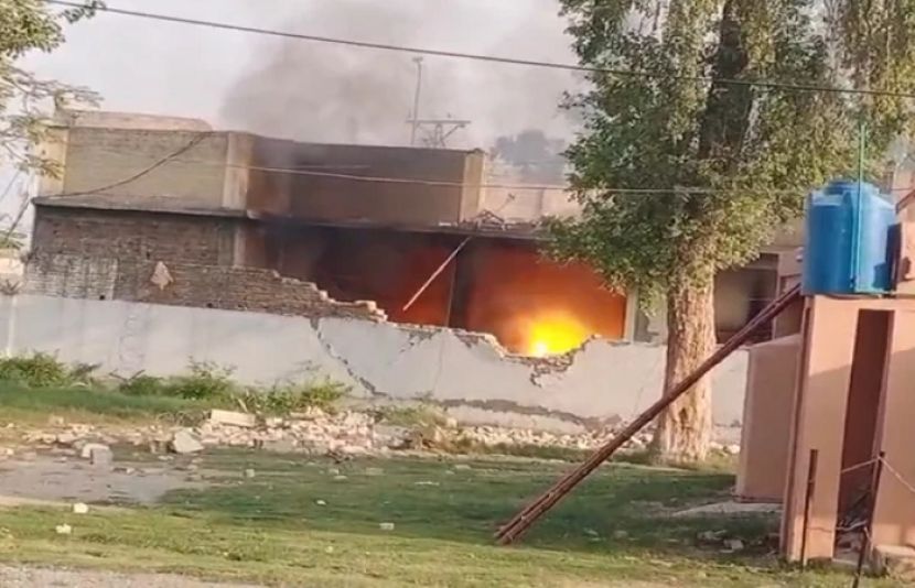 پشاور کے سی ٹی ڈی تھانے میں دھماکے کے نتیجے میں ایک اہلکار شہید اور دو زخمی ہو گئے