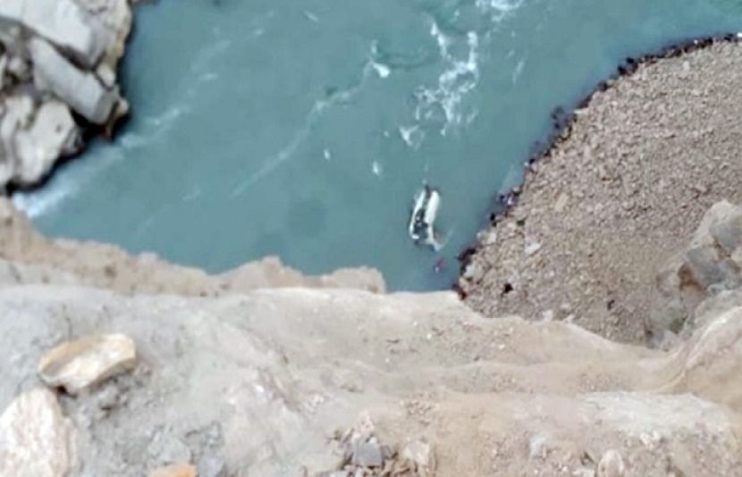 سکردو میں شاہراہ بلتستان پر سسی کے مقام پر سیاحوں گاڑی دریا برد ہو گئی.