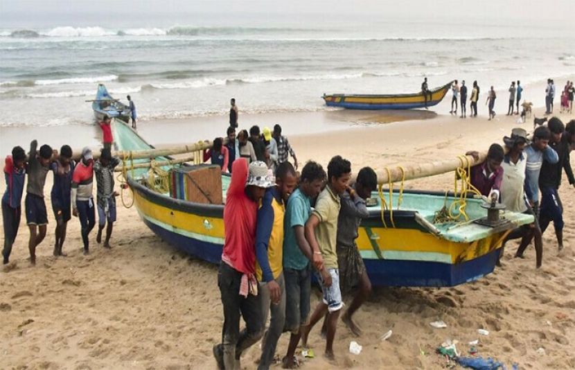 بھارت میں مقیم ہزاروں افراد رواں ہفتے سمندری طوفان کے امکان کے سبب محفوظ جگہوں پر منتقل ہوگئے