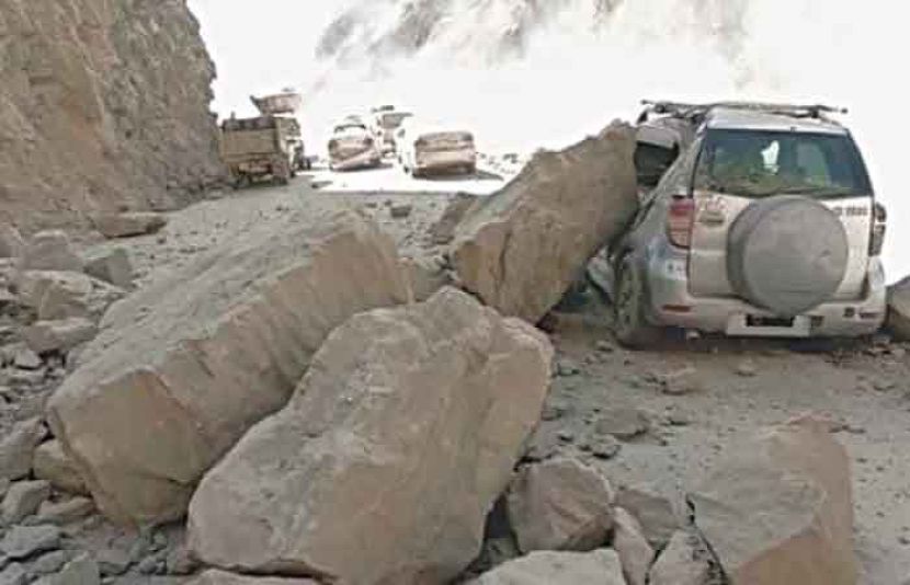 اسکردو میں لینڈ سلائیڈنگ کی زد میں آ کر گاڑی میں سوار 5 افراد جاں بحق ہو گئے۔