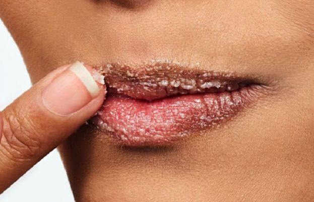 سردیوں کی ٹھنڈی ہوائیں چلتی ہیں، اکثر لوگوں کے ہونٹ اپنی قدرتی رنگت کھو بیٹھتے ہیں اور سیاہ یا خشک ہونے لگتے ہیں